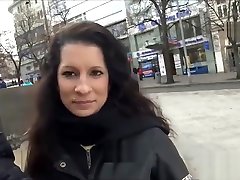 milf fucks fremder für bargeld in vorderseite von ihr mann