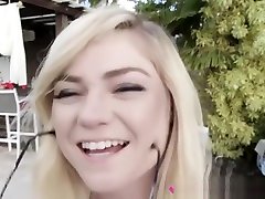 角质青少年的女孩享受疯狂的女同性恋春假嬉戏