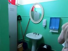 lara de santis-trombata a sorpresa in un bagno pubblico, sperma in faccia