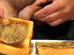 热尿上吐司与花生酱