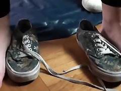 huge feet and tiny feet bbc cumslut sub and try shoes and hand comparison