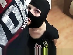 шлюха в маске домашний минет, где она лижет мои яйца и получает facefucked