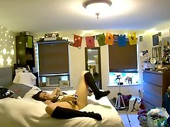 la tua ragazza orgasmi con il footsie cowgirl mentre guardi attraverso la telecamera