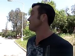 lost blondine finden ein platz auf ein enorm schwer hahn