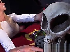 俄罗斯Kosmonaut尼基塔冯詹姆斯从她的将军那里得到了一个插科打诨的命令