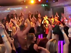 над ними подросток проглатывает член