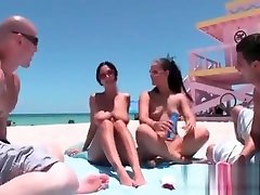 beuaties раздеться догола на нудистском пляже, чтобы показать горячие тела