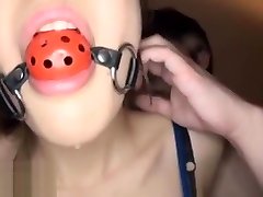 японская красотка с сексуальным платьем трахается