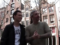 настоящая голландская проститутка глотает груз спермы