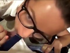 sex im aufzug. cumshot in mund