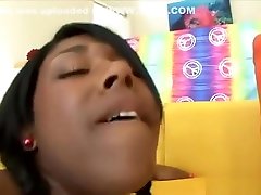 Mulata novinha levando pau enorme no cuzinho apertado