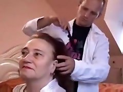 волосатая бабушка получает ее волосы сделаны