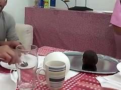 角质的街头工人的妈妈在等待作弊的性别与兄弟