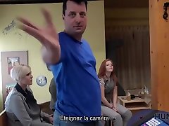 HUNT4K. Cocu regarde comment sa bien-aimee gagne de largent avec sa chatte