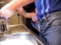 斯塔拉打手枪在水槽hh