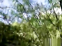 потрясающая латинская цыпочка получает выебанная жесткий на диване с ней в теннис