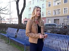 чувак подбирает сексуальную студентку алесю фокс и трахает ее ротик и писечку за наличные