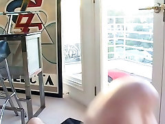 金发碧眼的婊子搞砸在阴部和屁股