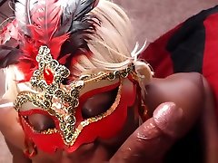 распутная мачеха нужна помощь с ее застежкой-молнией