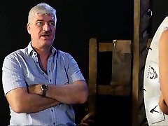 mädchen arsch brutal geprügelt