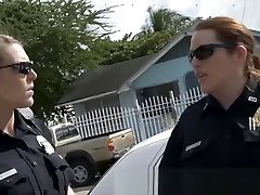 преступник сделал, чтобы дать большой черный член в секс mad мамаша policewomen