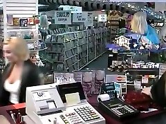 saftig blondine nackt in die dusche saugt dick beim ruhm loch