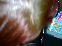 девушка в очках получает лица кончил
