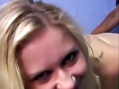 шлюшка любит сосать через дыру славы