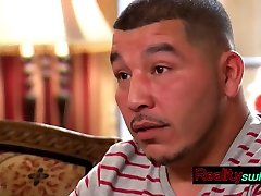 тревожную пару принимает хозяин, который успокаивает их нервы