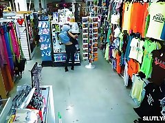 taylor unterwirft sich officer mike, bevor er cops ruft