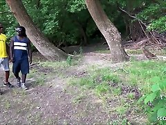 два беженца большой черный action naked соблазняют немецких подростков трахаться в общественном парке