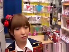 女生给打手枪上她的膝盖暨棕榈在Sexshop