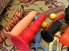 анал с большим количеством разных фаллоимитаторов, зрелая мамаша с большими сиськами