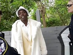 阴暗的皮条客是抓住了他的小妞通过角质的摩洛伊斯兰解放阵线的警察