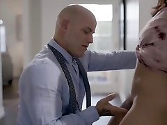 stieftochter benetzt sich selbst, wenn von stepdad vorgelesen