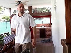 性感的布鲁克阴霾了搞砸了一个草坪工人