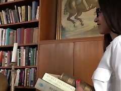 шлюха в очках трахается в библиотеке