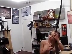 сумасшедшая грудастая сука захлопнул пешкой чувак в своем офисе