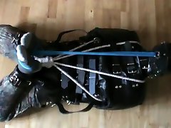 намордник раба скрутили в смирительную рубашку