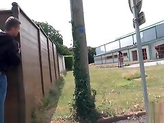 Belle petite pute suce des bites en pleine rue