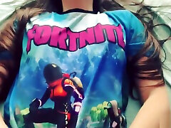 Fortnite女孩Natalissa吞下一个巨大的负载后被硬性交