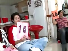 i adolescenti del college succhiano il cazzo nel busty sofa bj