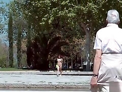 азиатка мучается и трахается на публике