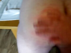 il culo cicciottello viene colpito da un righello e poi prende un cazzo