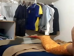mi mer-sherman muestra nuevamente su cola naranja en la cama
