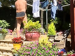 развешивала белье в стринги шорты