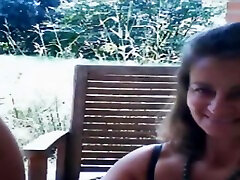 pareja madurita al aire libre