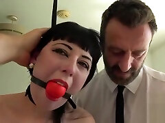 с кляпом во рту сексуальная клео мастурбирует с паскалями руки помощи