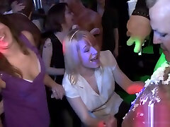 ragazze che tengono cazzi in entrambe le mani