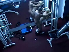 шлюха получает его в тренажерном зале с личным тренером